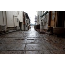 雨に濡れる石畳小路