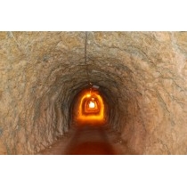 高根島の手掘りのトンネル