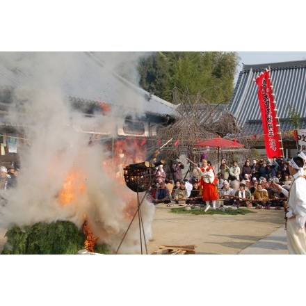 西國寺・柴燈護摩（火渡り神事）