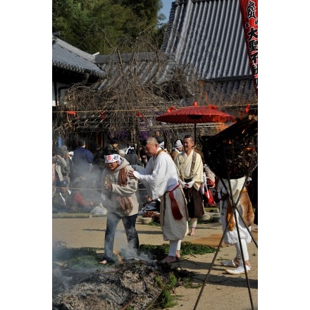 西國寺・柴燈護摩（火渡り神事）