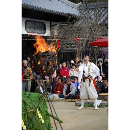 西國寺・柴燈護摩（火渡り神事）