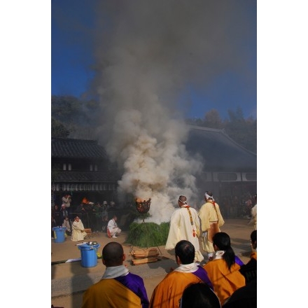 西國寺・柴燈護摩（火渡り神事）