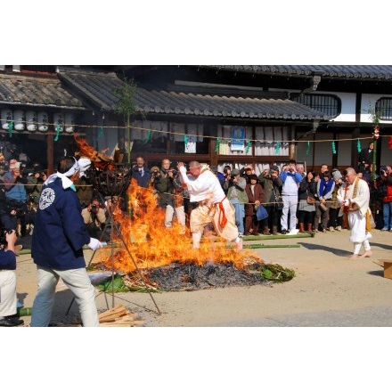 西國寺・柴燈護摩（火渡り神事）