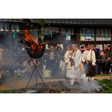 西國寺・柴燈護摩（火渡り神事）