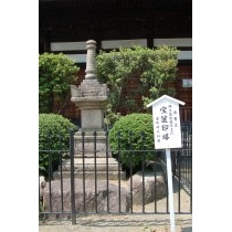 光明寺の宝篋印塔