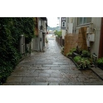 雨上がりの石畳小路