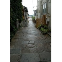 雨上がりの石畳小路