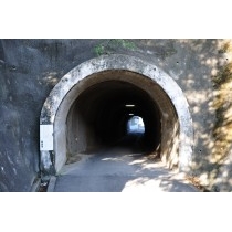 折古の浜へのトンネル
