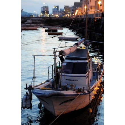 夕暮れの漁船