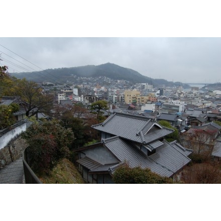 雨に煙る尾道市街地