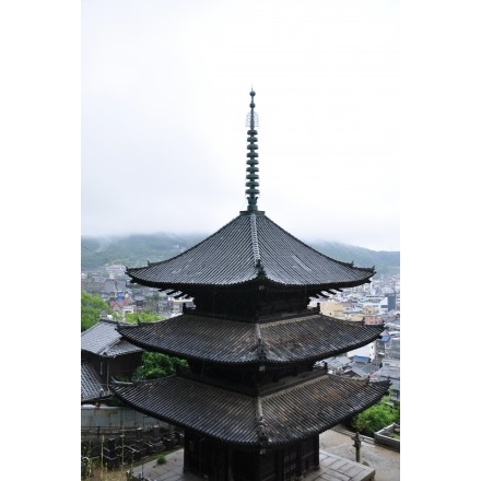 雨の天寧寺三重塔