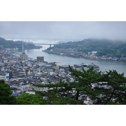 千光寺から見た霧雨煙る尾道市街地と尾道水道