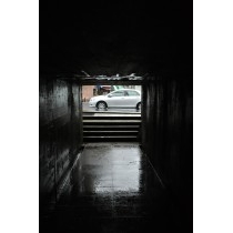 雨の千光寺新道のガード下