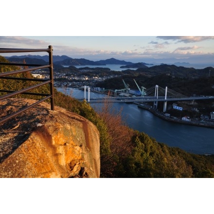 夕日を浴びる浄土寺山の不動岩展望台