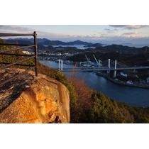 夕日を浴びる浄土寺山の不動岩展望台