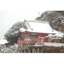 ロープウェイから見た千光寺本堂の雪景色