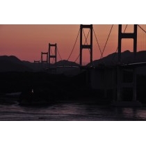 夜明け前のしまなみ海道来島大橋 