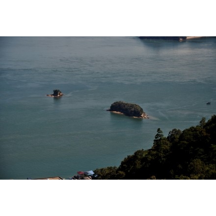 鳴滝山から見る鯨島・小鯨島