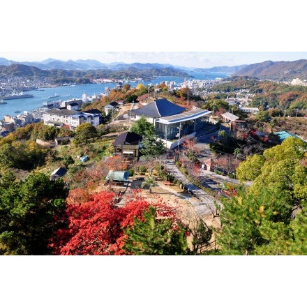 秋の千光寺公園頂上展望台から見る瀬戸内の風景