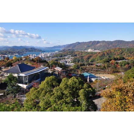 秋の千光寺公園頂上展望台から見る瀬戸内の風景