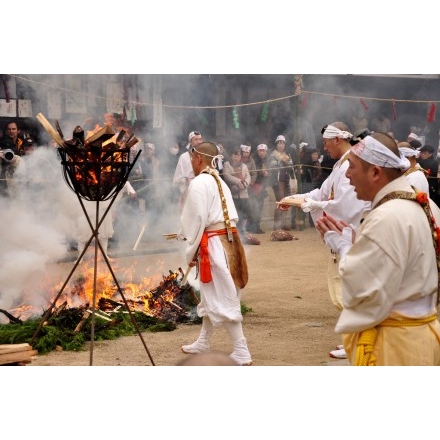 西國寺火渡り神事（柴燈護摩）