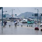 尾道駅前の雨風景