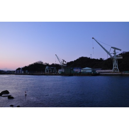 尾道大橋付近から見る早朝の向島