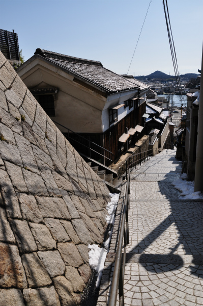 雪の残る千光寺新道