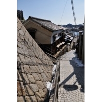 雪の残る千光寺新道
