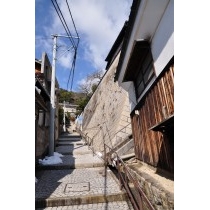 雪の残る千光寺新道