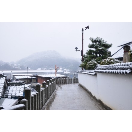 雪の浄土寺脇の路地