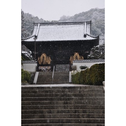 雪の西國寺仁王門