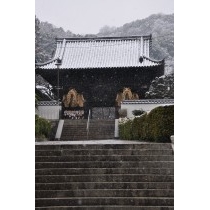 雪の西國寺仁王門