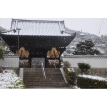 雪の西國寺仁王門