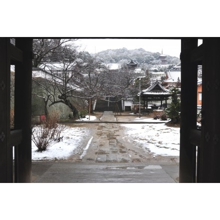 西國寺仁王門から見る雪景色