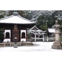雪の西國寺境内