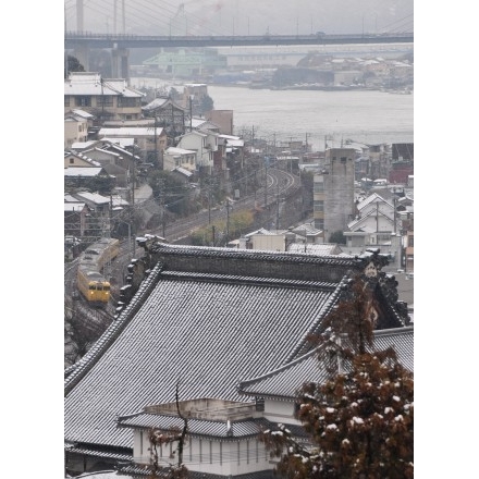 尾道市街地の雪景色と電車