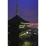 天寧寺三重塔越しに見る夜景