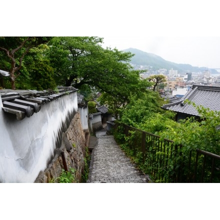 雨の天寧寺坂