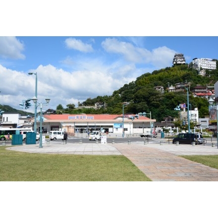 尾道駅前緑地帯から見る尾道駅