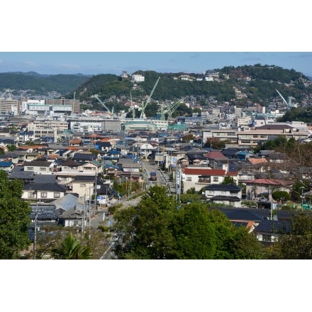 向島から見た向島と尾道の市街地