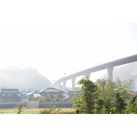 朝霧に包まれた尾道松江線