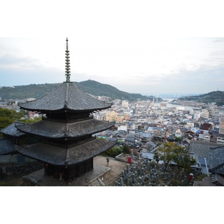 天寧寺三重塔越しに見る暮れゆく尾道