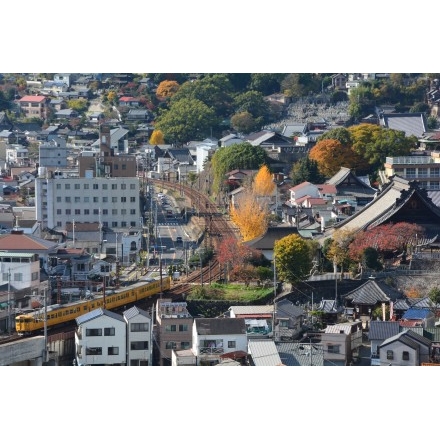 海徳寺付近から望む電車の通りすぎる風景