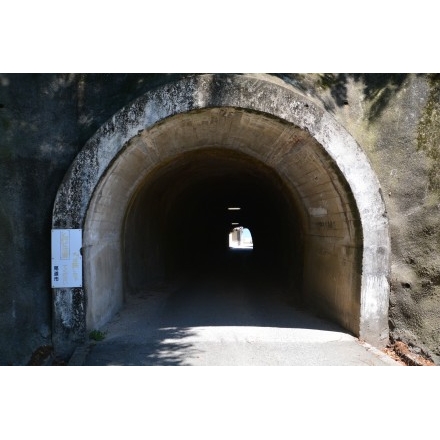 折子の浜へ続くトンネル