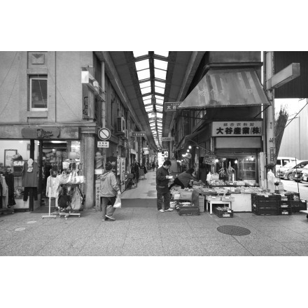 尾道本通り商店街の風景（モノクロ）