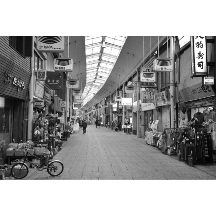 尾道本通り商店街の風景（モノクロ）