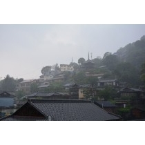 雨が降る千光寺山一帯の風景