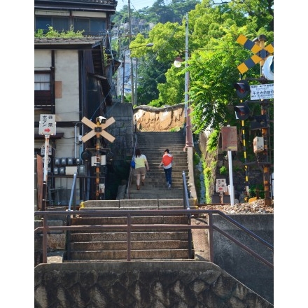 踏切越しに見る千光寺道