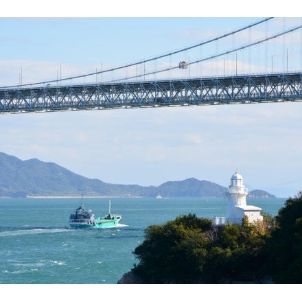 大浜埼灯台としまなみ海道因島大橋